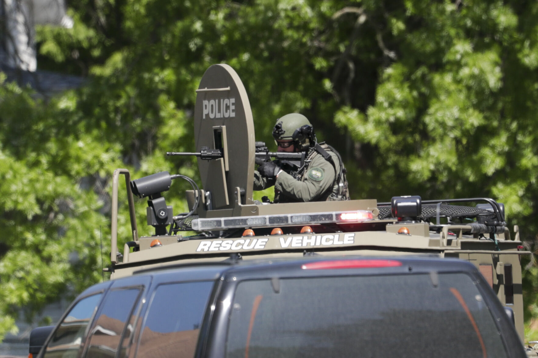 FBI, ATF Davenport Police surround home